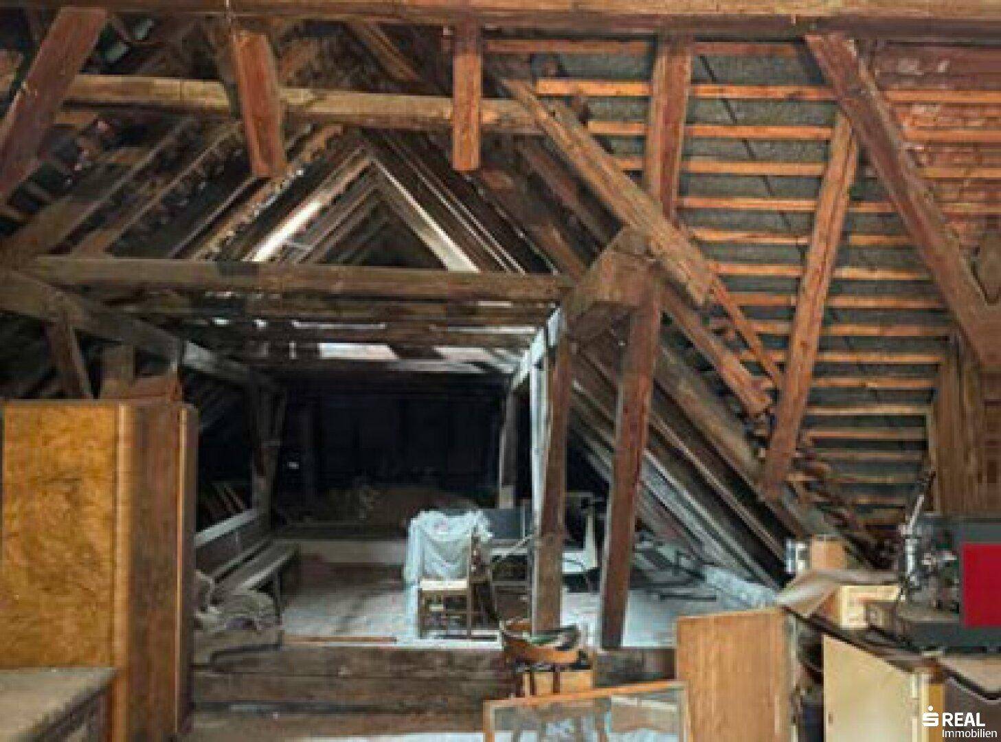 Geräumiger Dachboden mit freiliegenden Holzbalken und viel Potenzial für Ausbau.