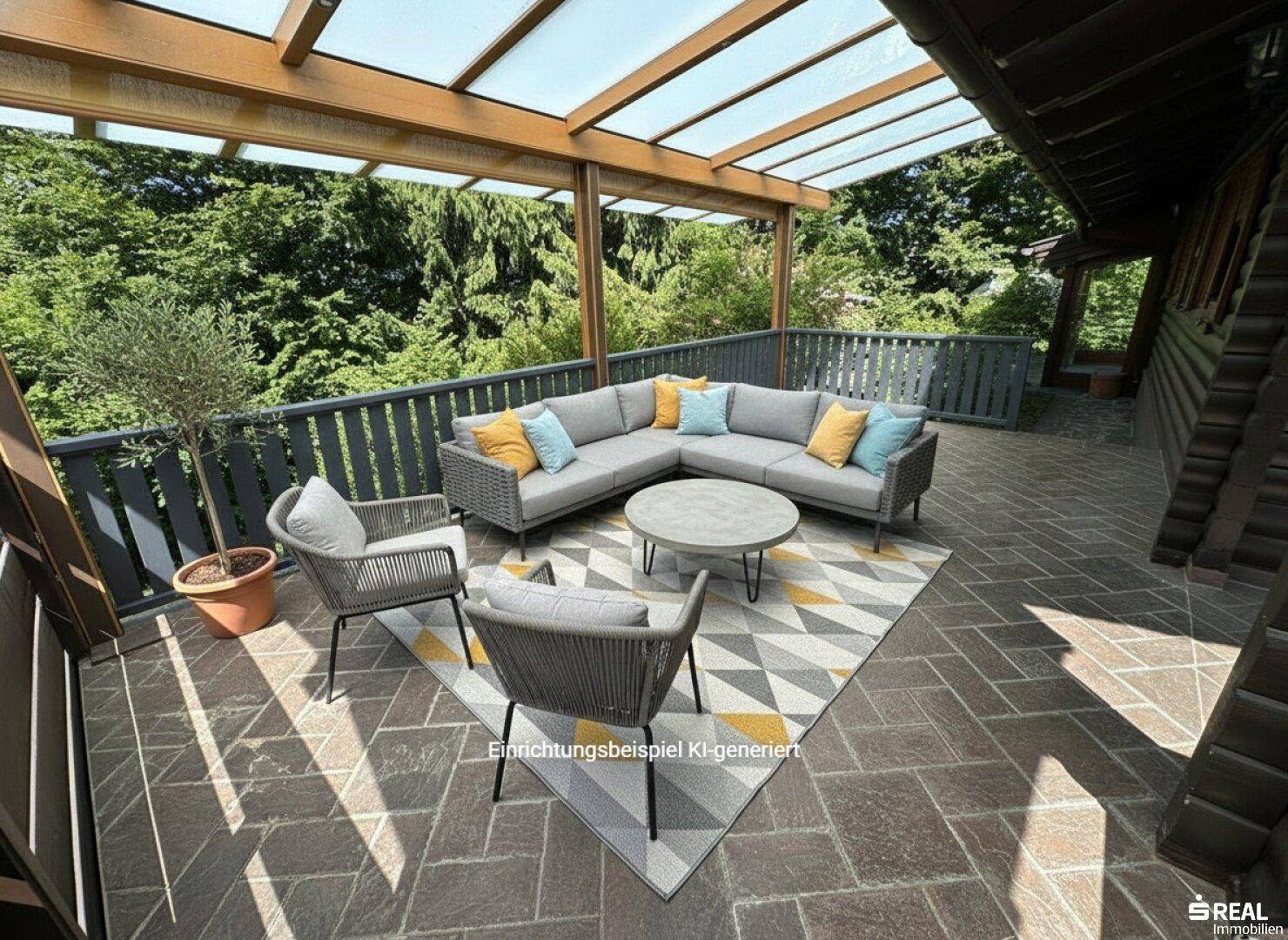 Großer überdachter Balkon mit modernen Lounge-Möbeln und weitem Blick in die Natur.
