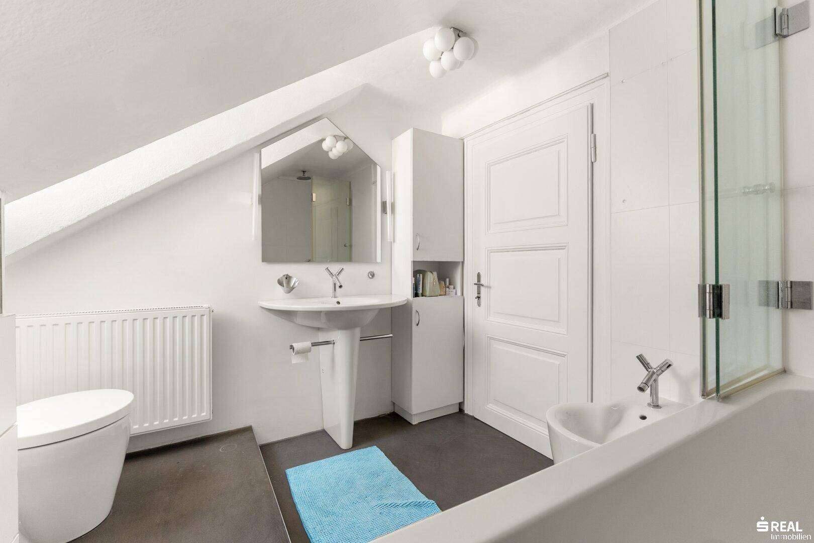 Modernes Badezimmer im Dachgeschoss mit Schräge, Dusche und minimalistischem Design.