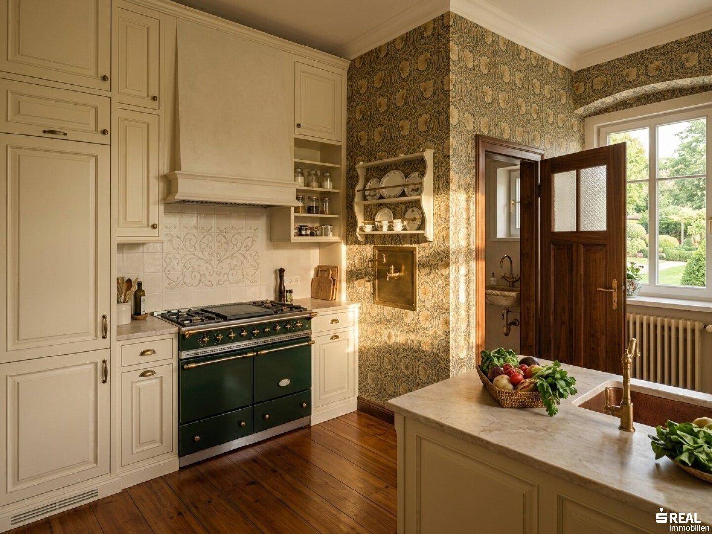 Traditionelle Küche mit cremefarbenen Schränken, grünem Herd und gemusterter Tapete, mit Holzboden.