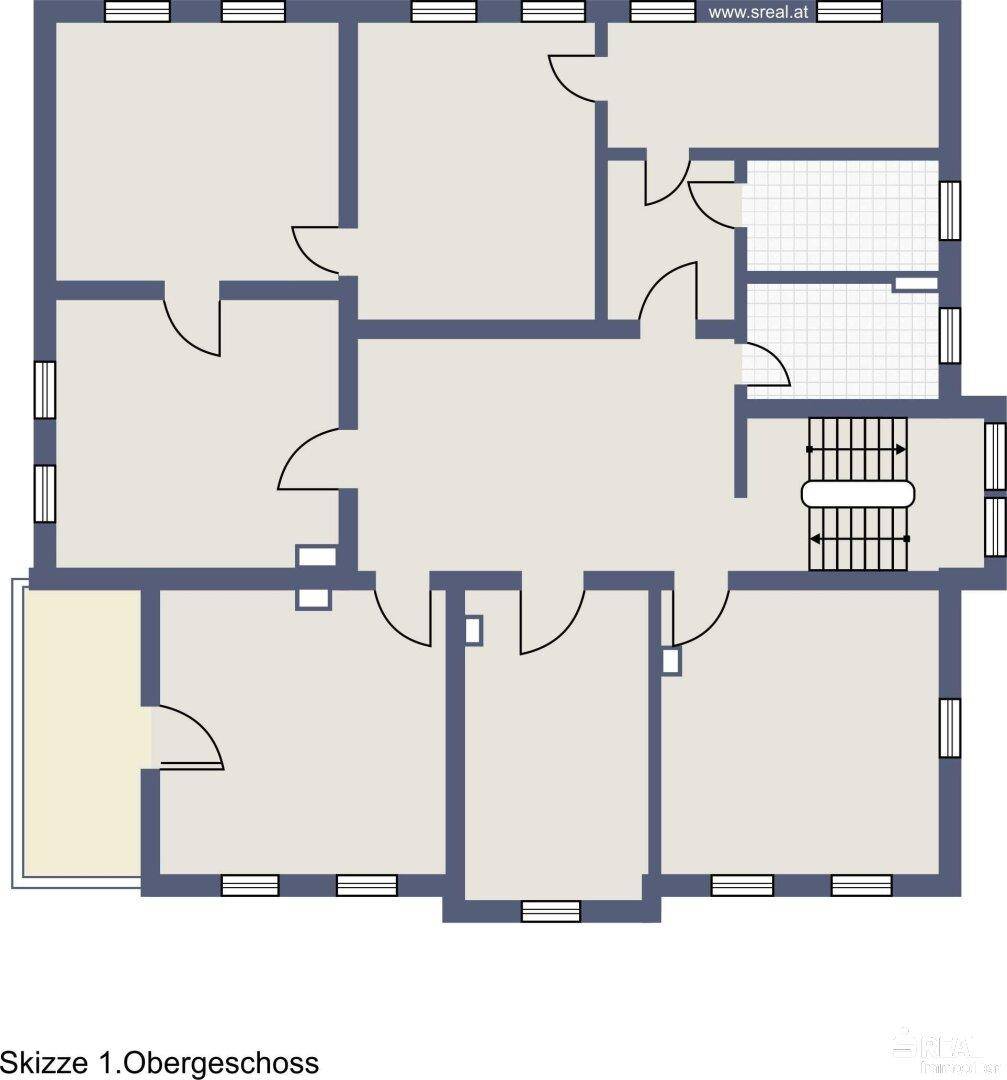 Grundriss des ersten Obergeschosses mit mehreren Zimmern und einem Balkon.