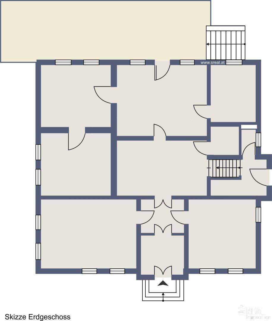 Grundriss des Erdgeschosses mit mehreren Räumen und Zugang zur Terrasse.