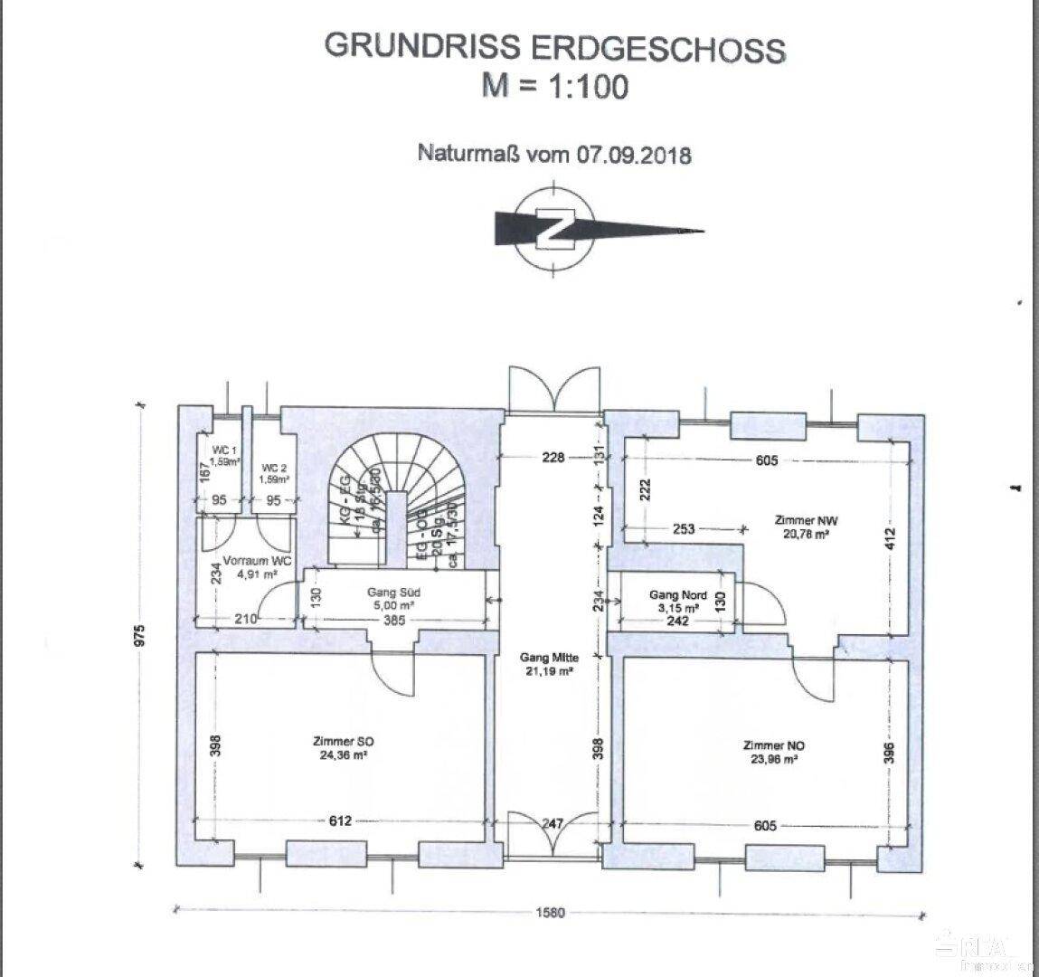 Grundriss des Erdgeschosses mit mehreren Zimmern, Treppenhaus und Toiletten, Maßstab 1:100.
