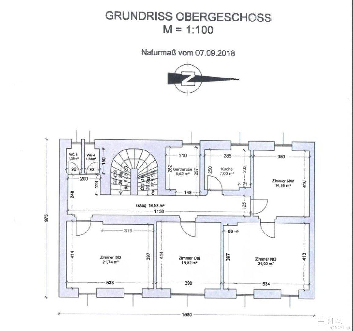Grundriss des Obergeschosses mit mehreren Zimmern, Küche, Garderobe und Treppenhaus, Maßstab 1:100.