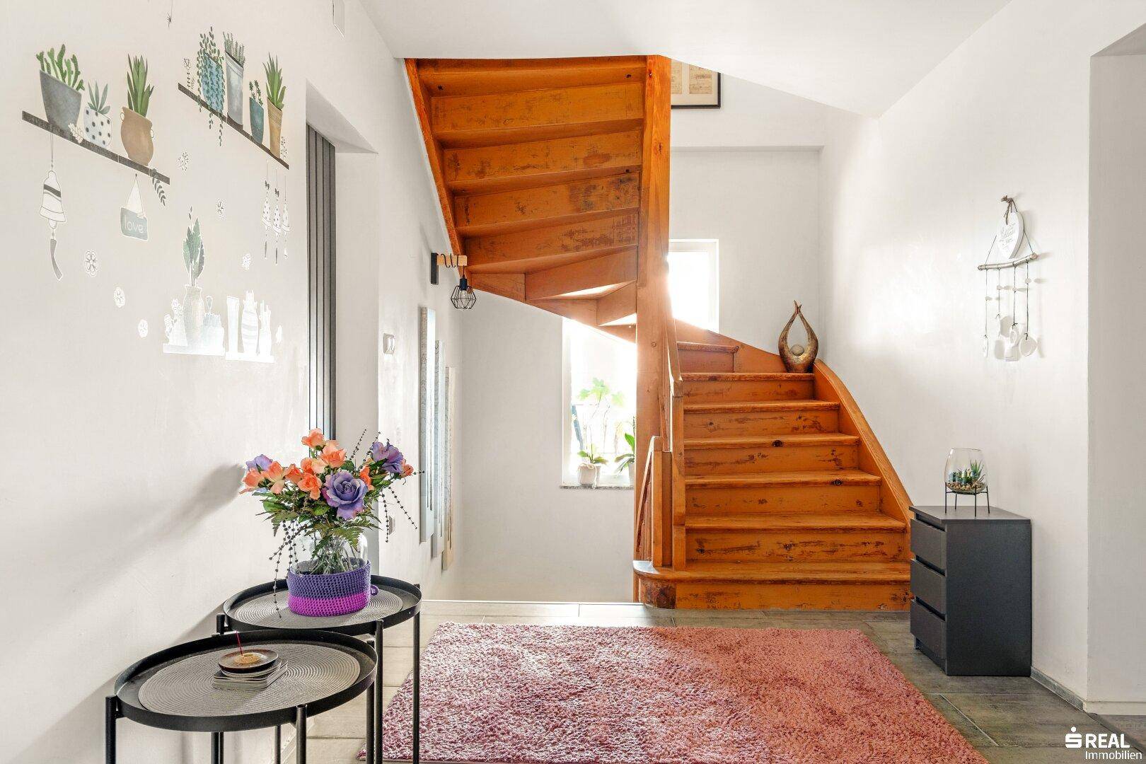 Treppenaufgang zum Dachgeschoss (2. Wohneinheit)