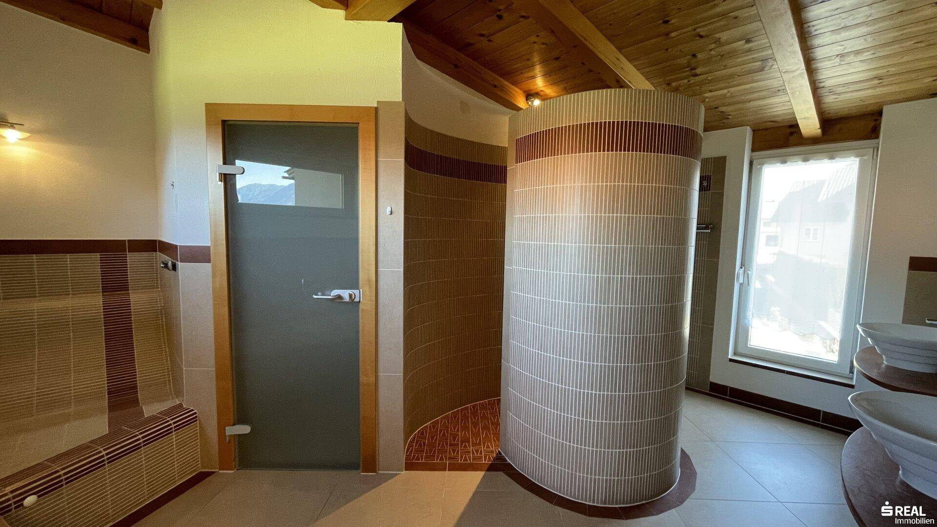 Modernes Badezimmer mit Dusche, Fliesen und holzverkleideten Wellness-Elementen.