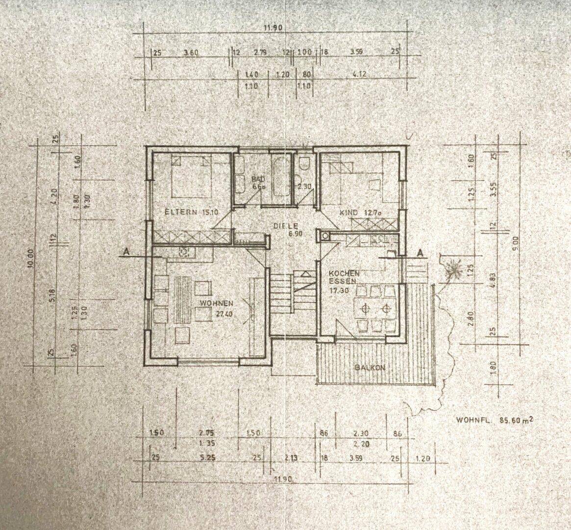 Grundriss des Erdgeschosses mit Wohnzimmer, Küche, Schlafzimmer und Balkon.