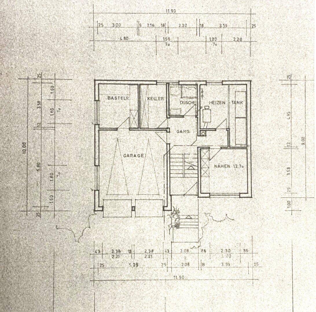 Grundriss des Kellergeschosses mit Garage, Bastelraum, Keller und Heizungsraum.
