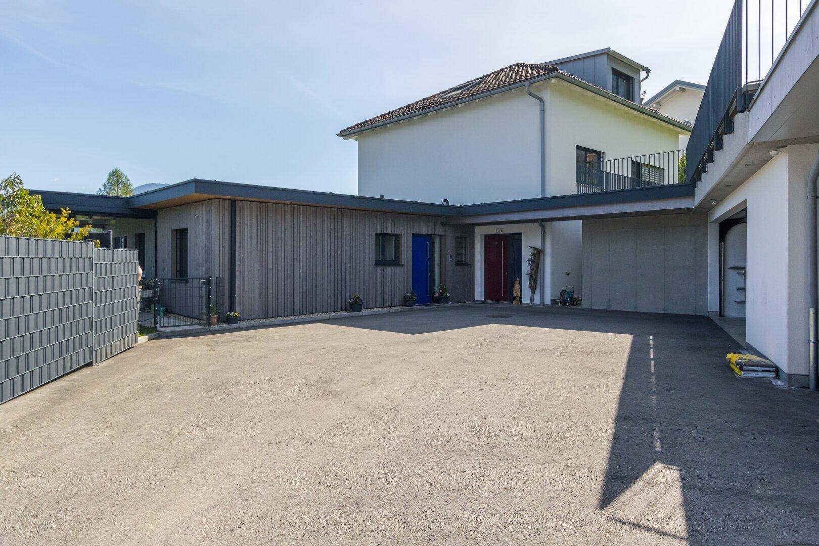 Zufahrt und Eingangsbereich des Hauses mit großzügigen Parkmöglichkeiten.