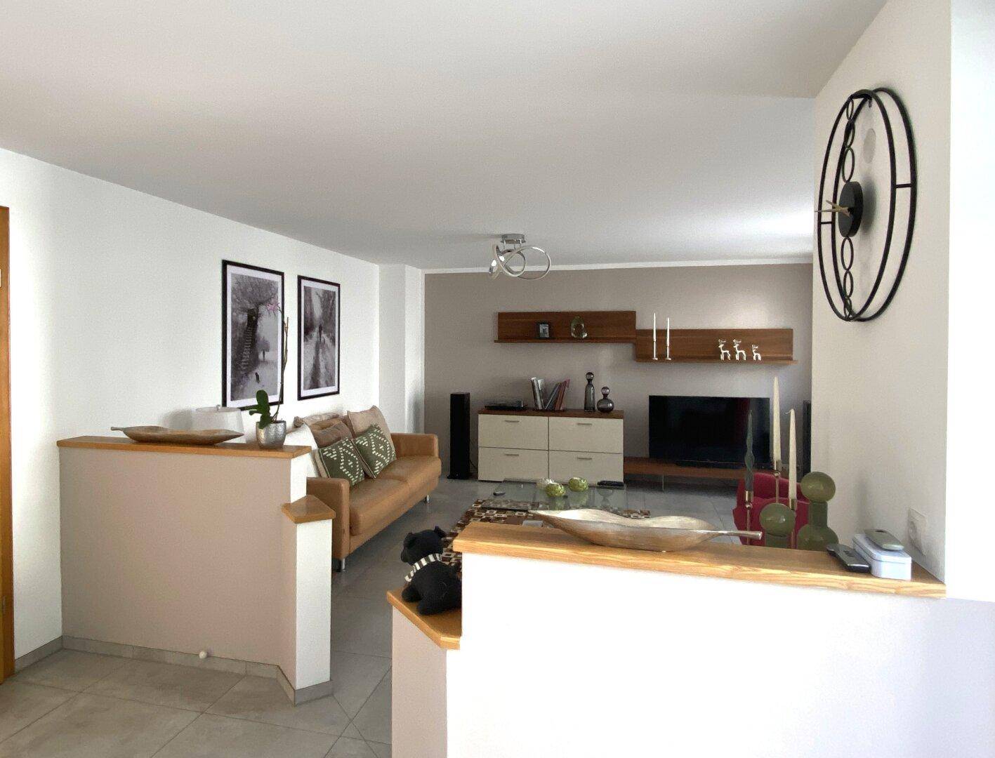 Gemütliches Wohnzimmer mit Sofa, TV-Möbeln und moderner Dekoration.