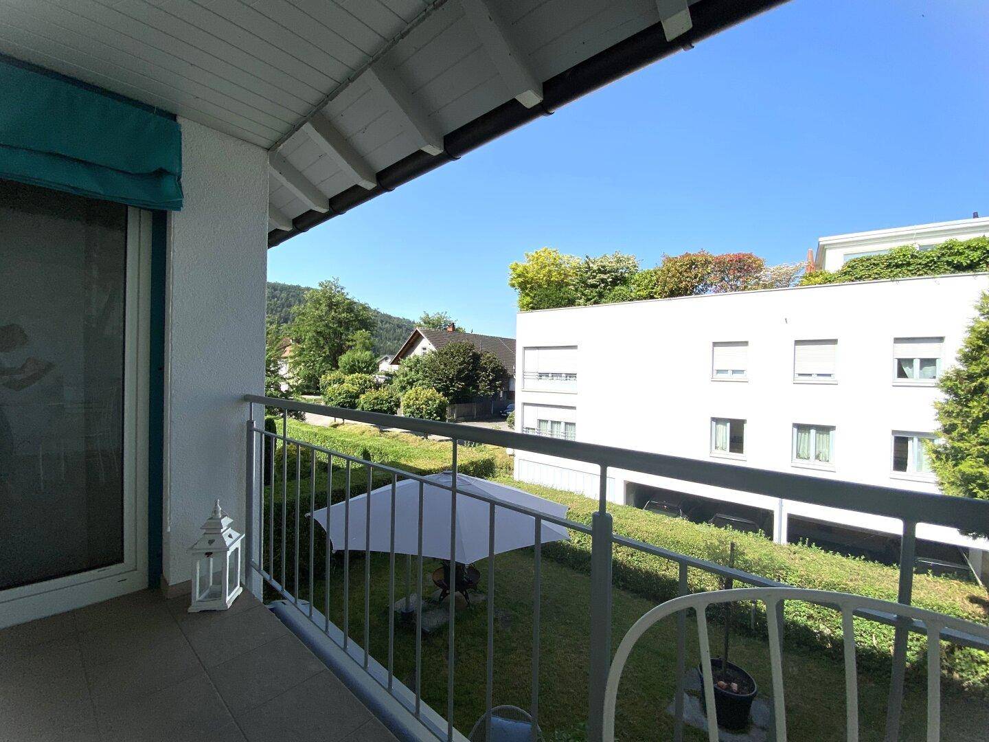 Weitblick vom Balkon über den Garten und die umliegende Landschaft.