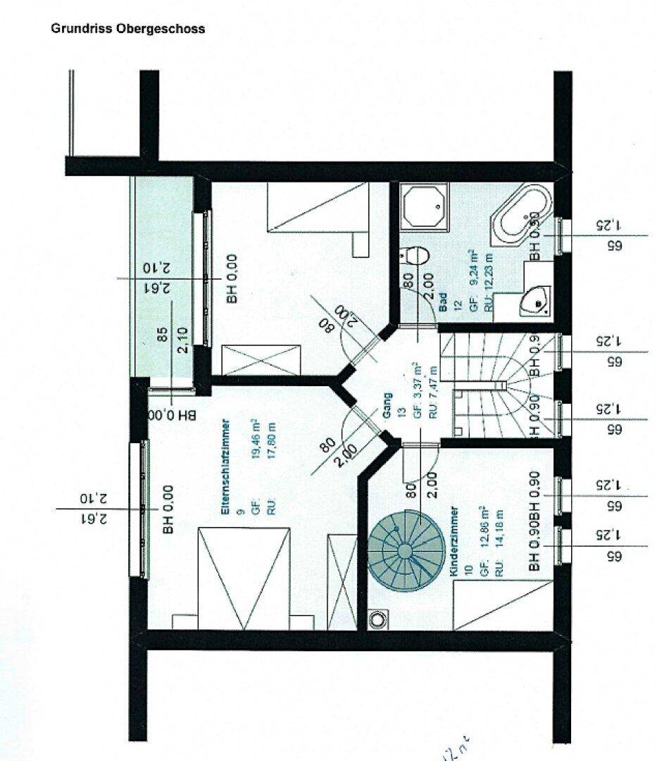 Grundriss des Obergeschosses mit Elternschlafzimmer, Kinderzimmer und zwei Badezimmern.