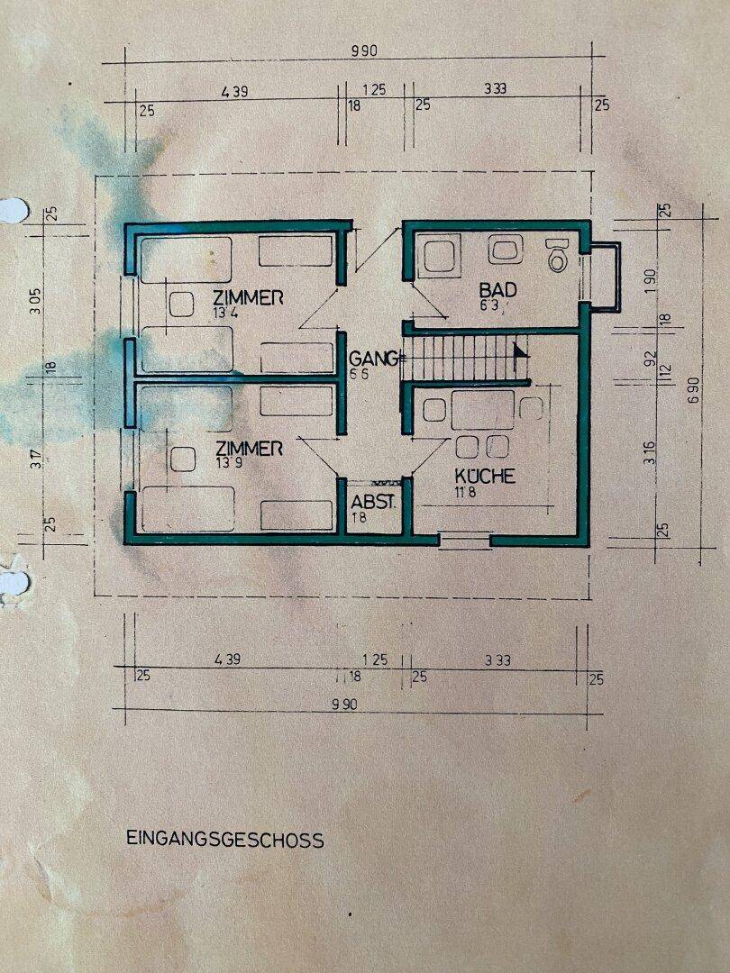 Grundriss des Eingangsgeschosses mit zwei Zimmern, Küche, Bad, Gang und Abstellraum.