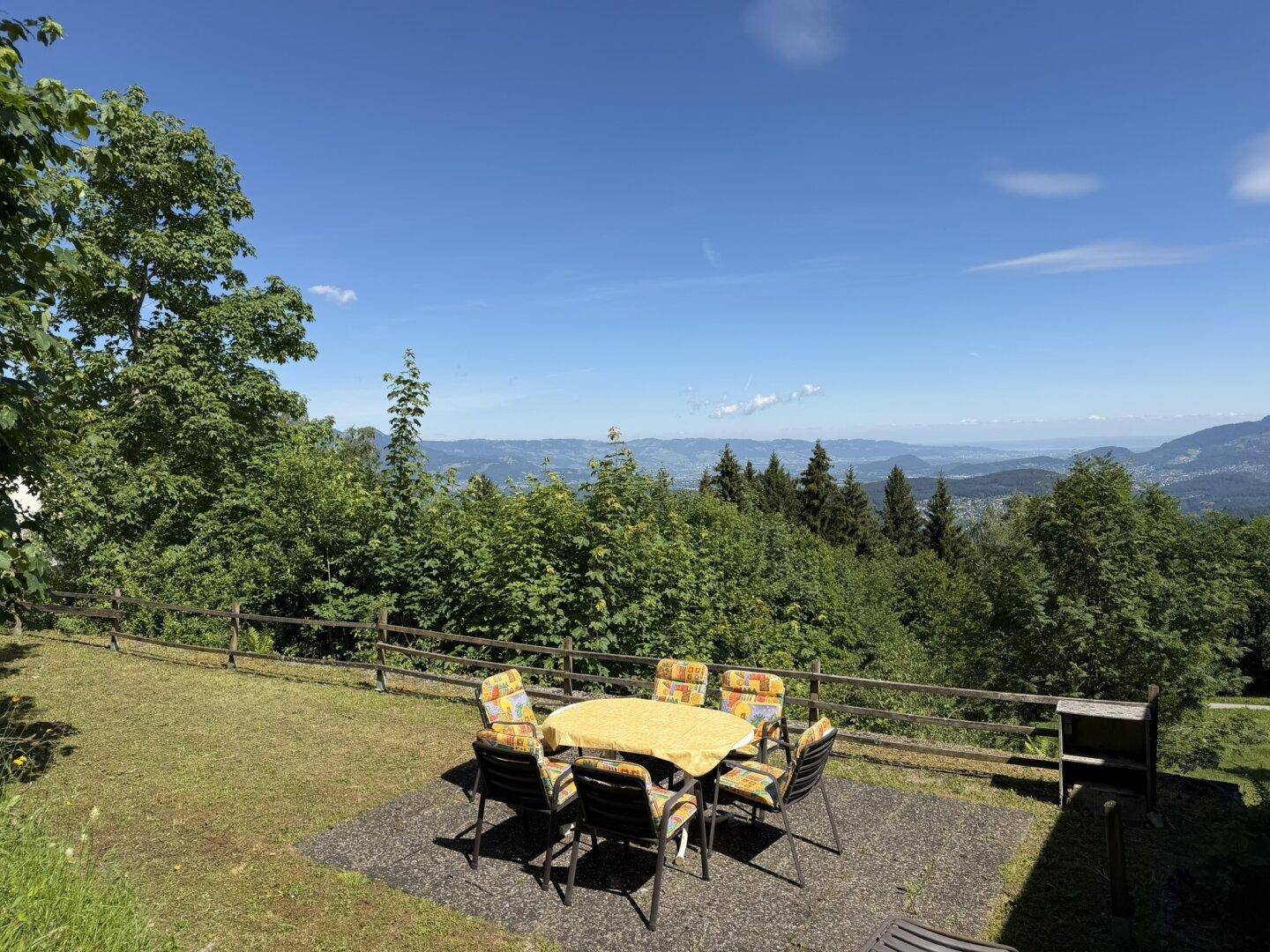 Essbereich im Freien mit atemberaubendem Panoramablick auf die Berge und das Tal.