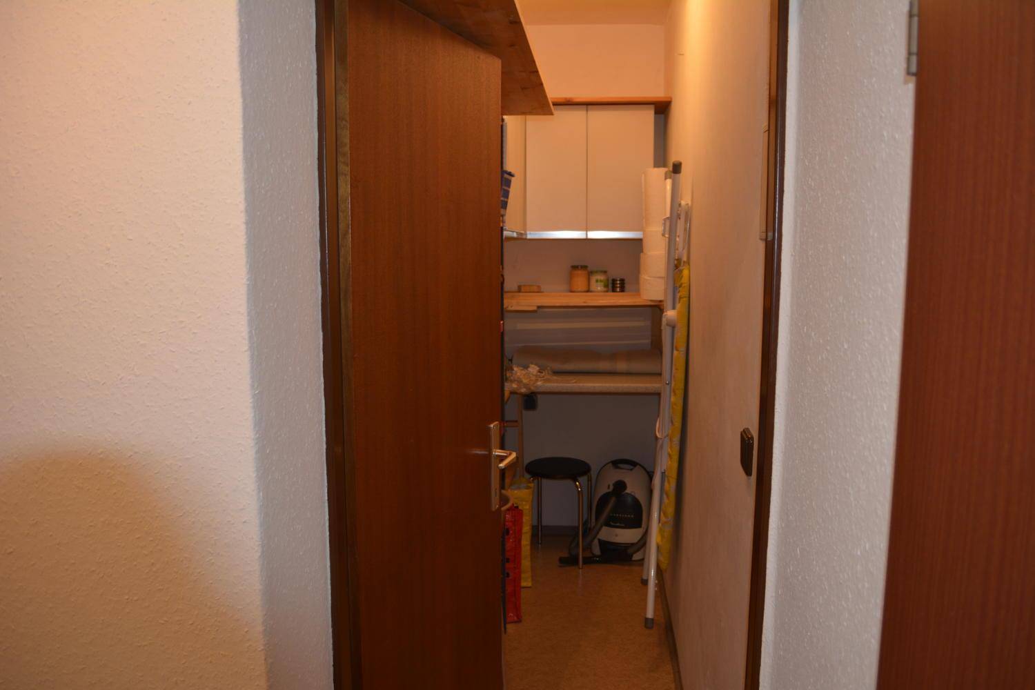 Praktischer Abstellraum mit Regalen für zusätzlichen Stauraum.