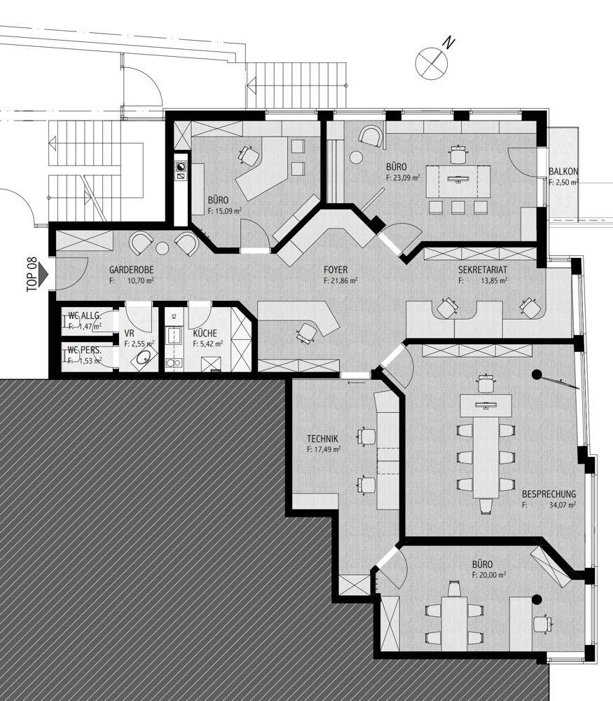 Übersichtlicher Grundriss einer Büroetage mit verschiedenen Räumen, Balkon und Sanitäranlagen.