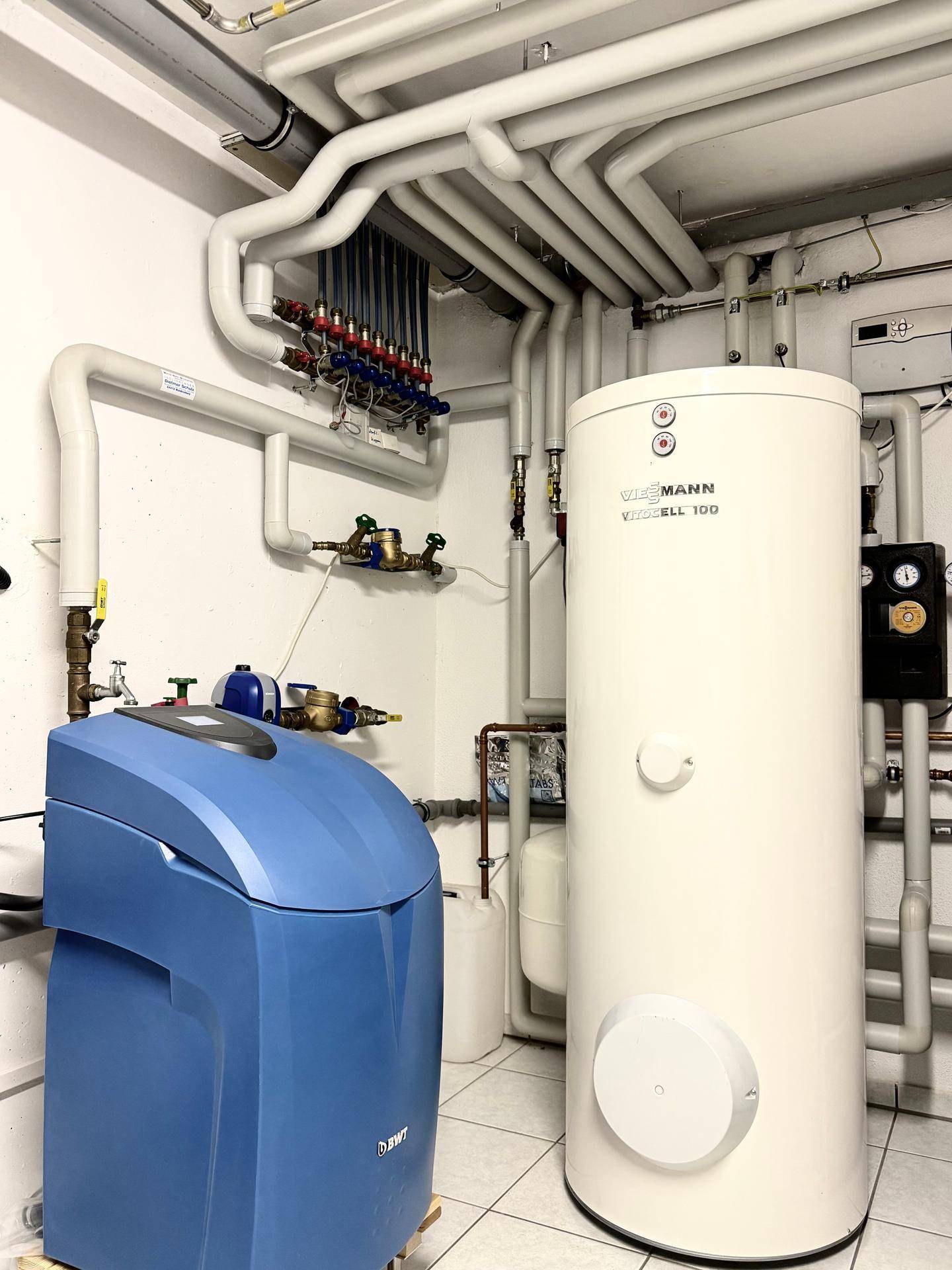 Heizungsraum mit Warmwasserspeicher und Wasseraufbereitungsanlage für die Haustechnik.