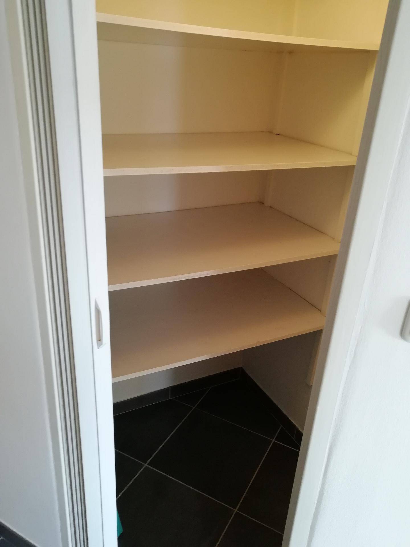 Praktischer Abstellraum mit mehreren Regalböden für zusätzlichen Stauraum.