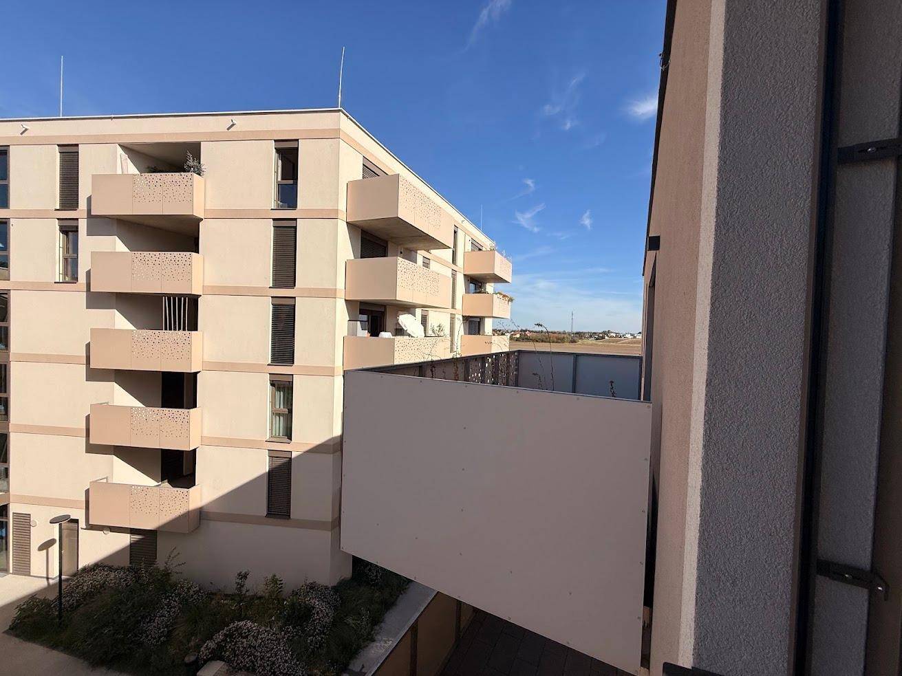 Moderne Wohnanlage mit mehreren Balkonen und zeitgenössischer Architektur.