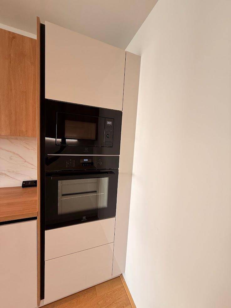 Integrierte Küchenzeile mit Backofen und Mikrowelle in modernem Design.