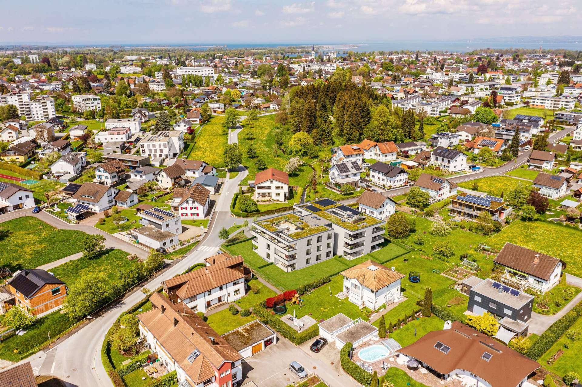 Luftaufnahme der Wohnanlage in einer grünen Umgebung mit Blick auf den Bodensee.