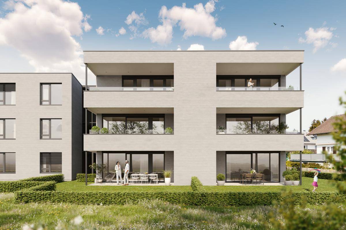 Moderne Gebäudefassade mit großzügigen Balkonen und Terrassen im Erdgeschoss.