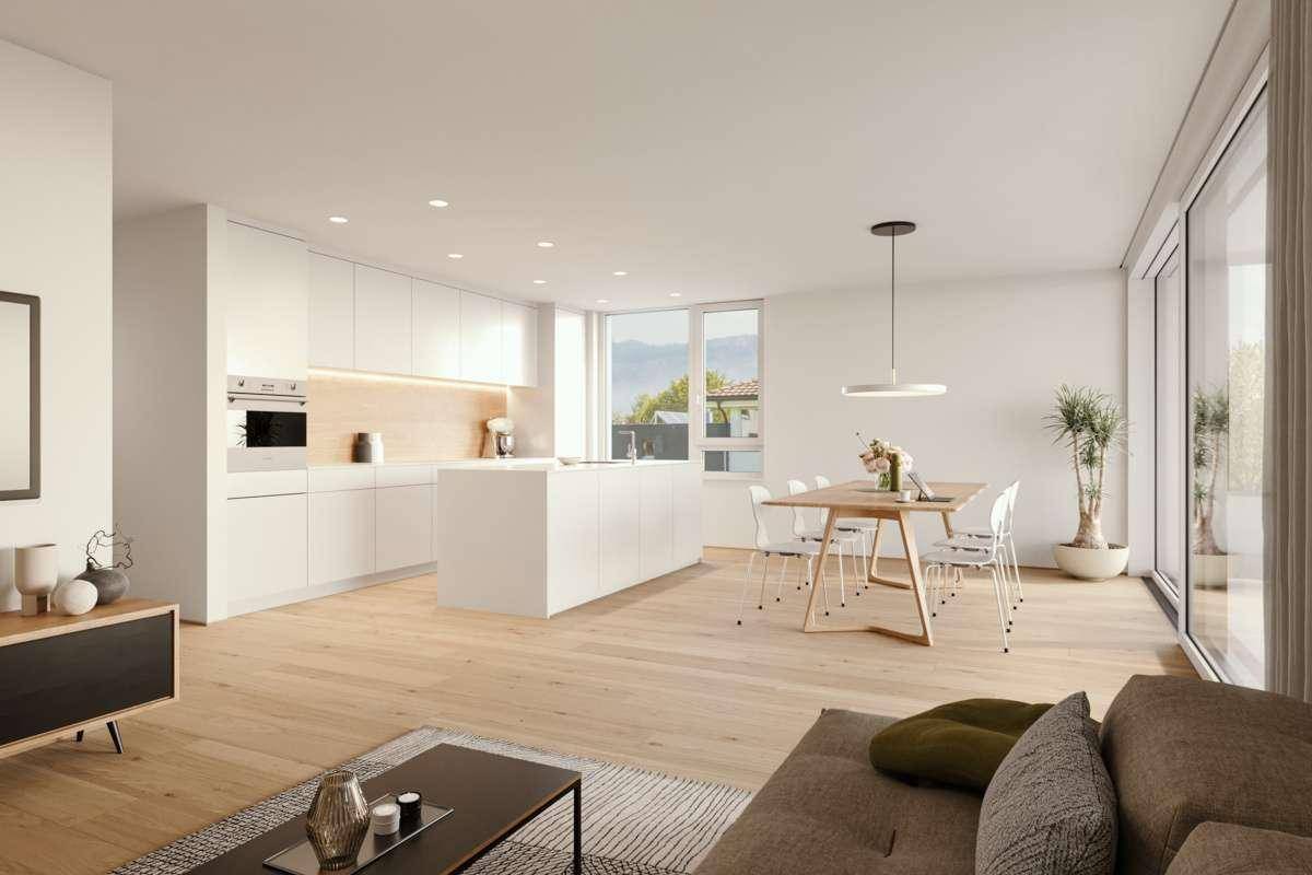 Heller, offener Wohn-Essbereich mit moderner Küche, Holzboden und großen Fensterfronten.