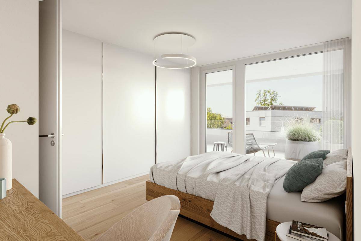 Helles Schlafzimmer mit Einbauschränken, Holzboden und Zugang zur Außenterrasse.