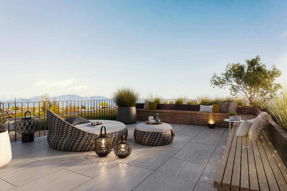 Geräumige Dachterrasse mit stilvollen Loungemöbeln und weitem Blick in die Ferne.