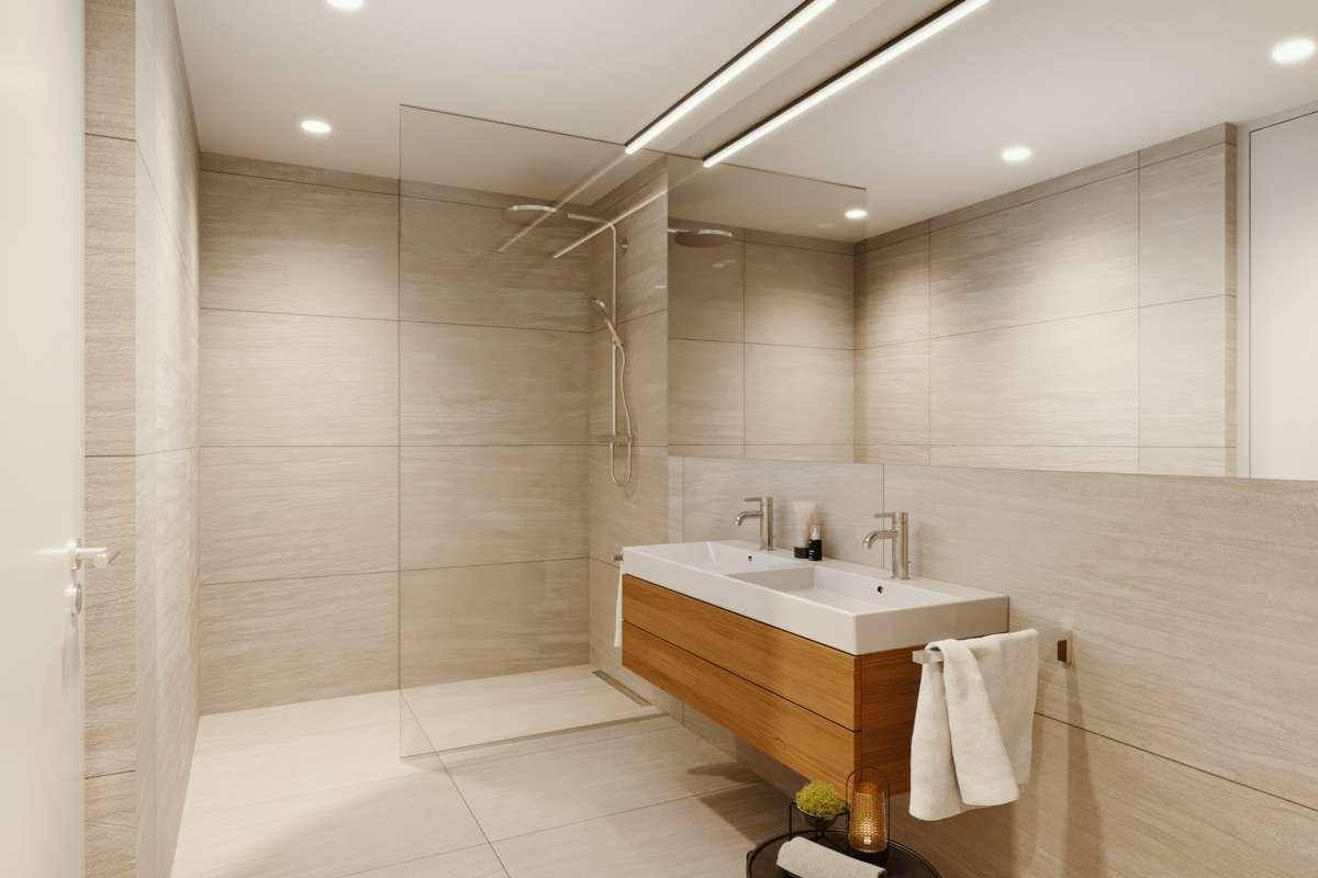 Modernes Badezimmer mit doppelten Waschbecken, begehbarer Dusche und großen Fliesen.