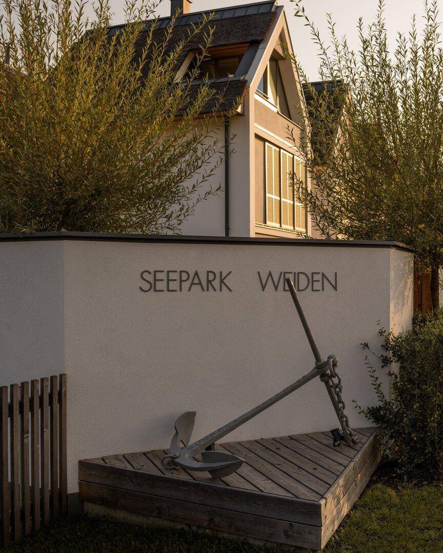 Eingangsbereich des Seeparks Weiden mit dekorativem Anker und moderner Architektur im Hintergrund.