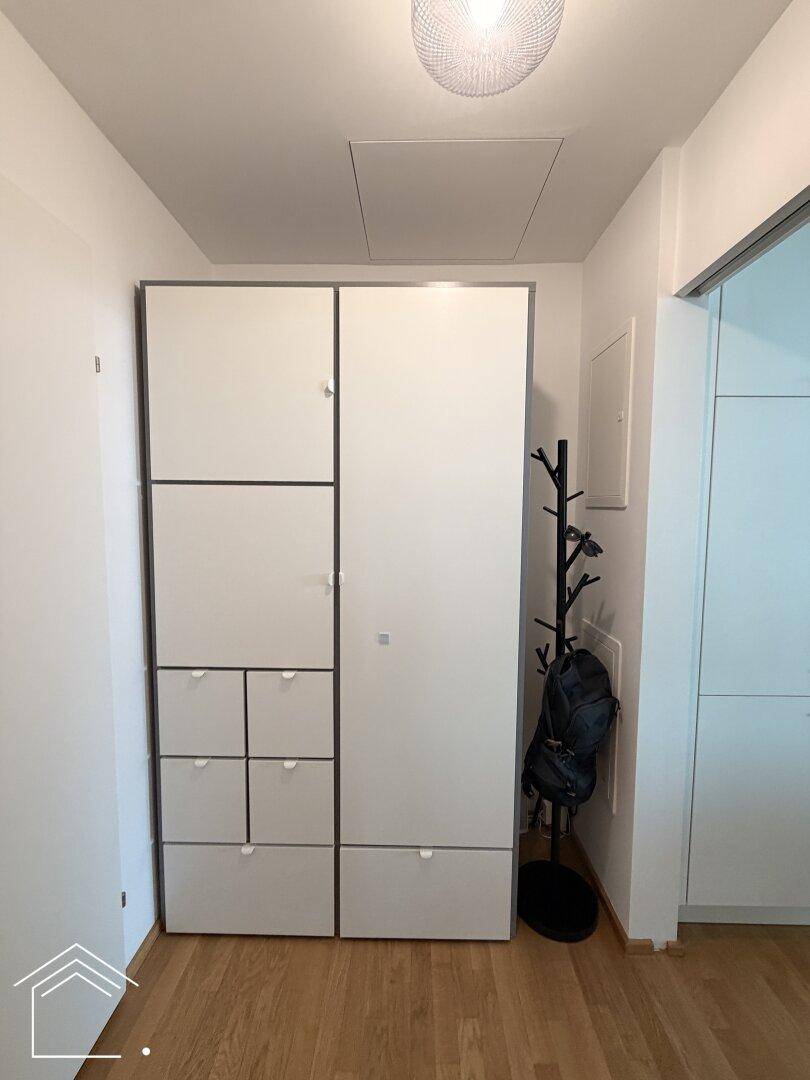Heller Flur mit praktischen Einbauschränken und Garderobe für optimalen Stauraum.