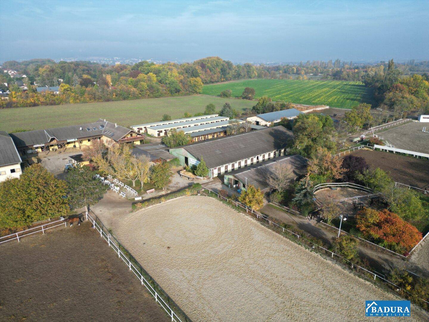 Reitanlage mit Blick auf Turnierboxen