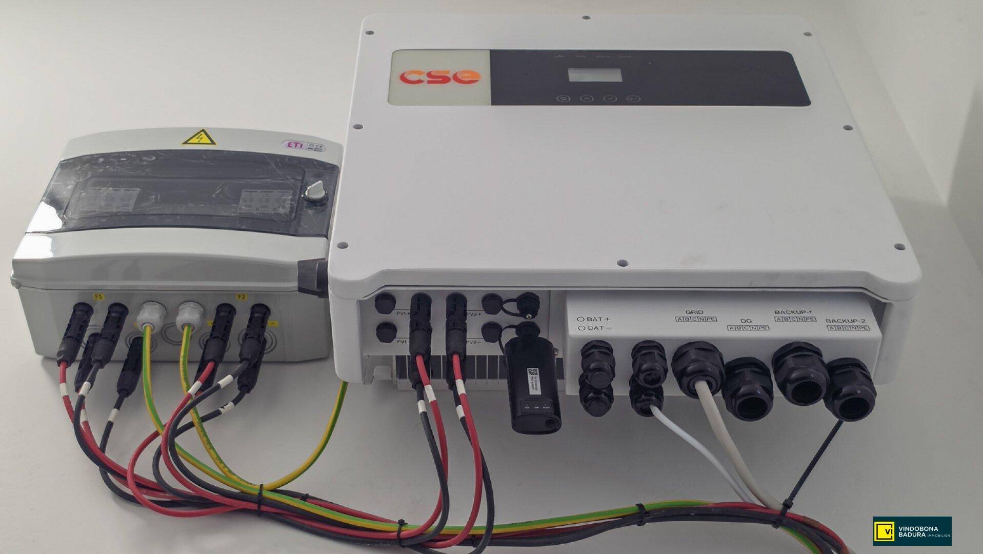 Elektrische Anlage, wahrscheinlich ein Wechselrichter für eine Photovoltaikanlage, mit vielen Kabeln.