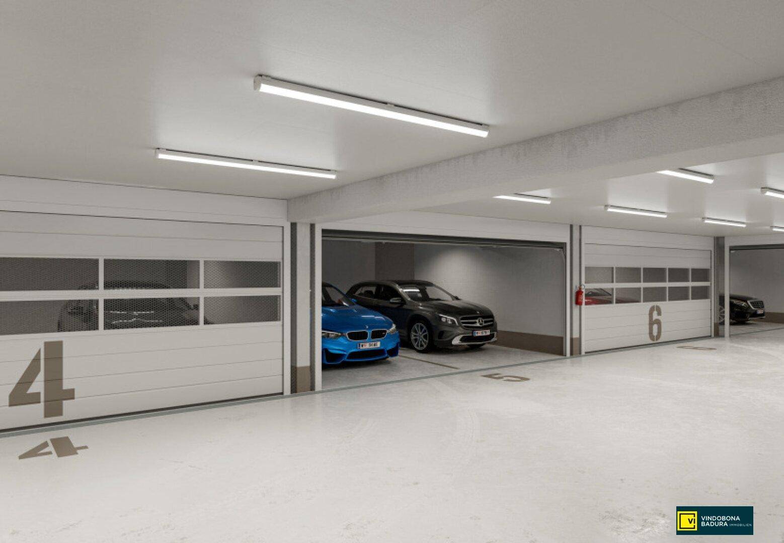 Tiefgarage mit mehreren Stellplätzen und nummerierten Garagentoren für Bewohner.