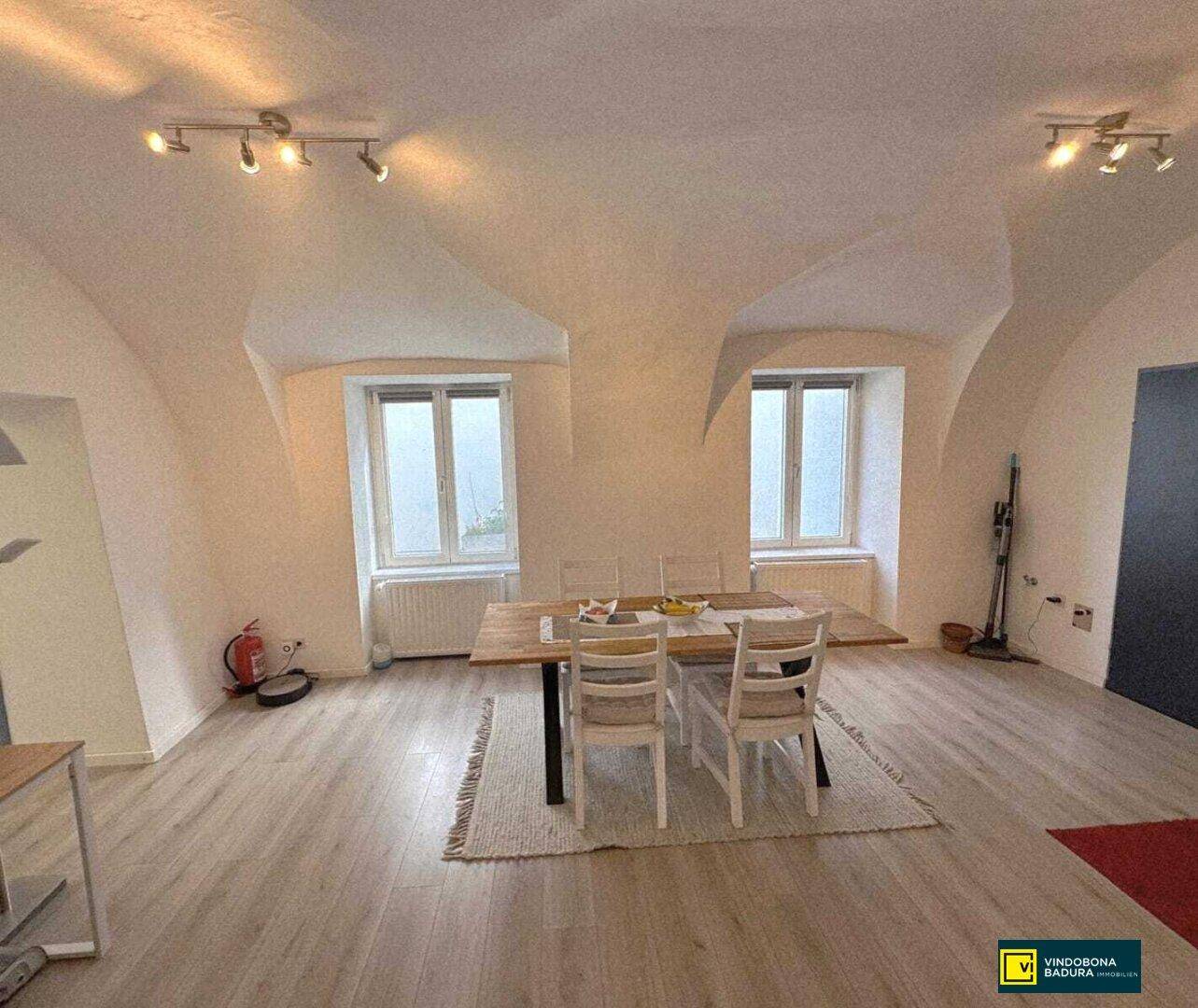 Geräumiger Essbereich mit Holztisch, Stühlen und charakteristischen Gewölbedecken.