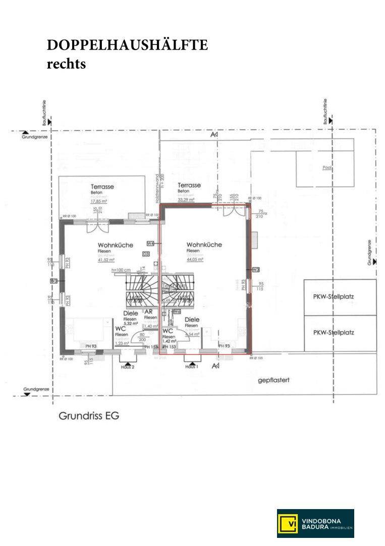 Grundriss des Erdgeschosses einer Doppelhaushälfte mit Wohnküche, WC und Terrasse.