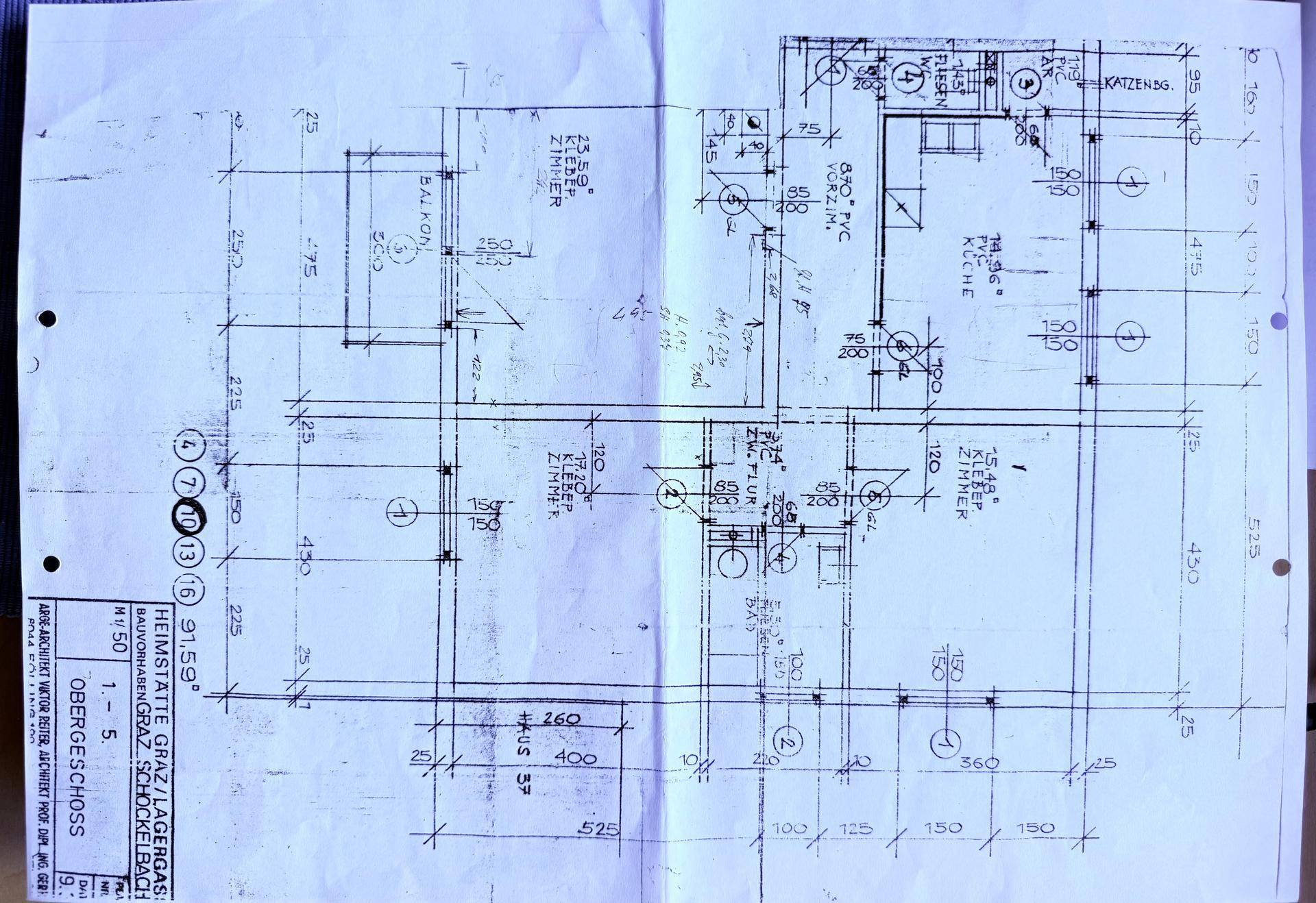 Grundriss des Obergeschosses mit Aufteilung in Küche, Wohnzimmer, Schlafzimmer, Flur und Balkon.