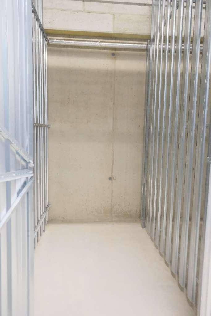 Praktischer Abstellraum im Keller mit Metallregalen für zusätzlichen Stauraum und Organisation.