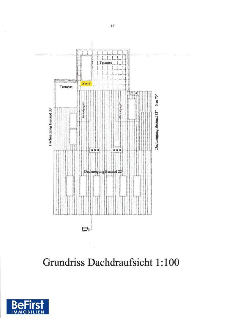 Dachaufsicht des Gebäudes mit Terrassen und Dachneigungen.