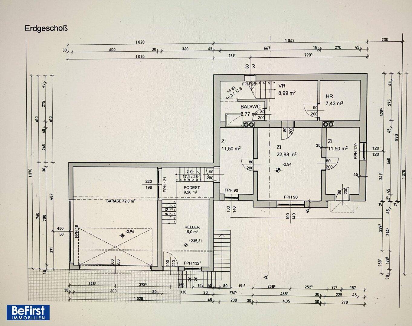 Grundriss des Erdgeschosses mit einer Garage, Kellerzugang und mehreren Wohnräumen.
