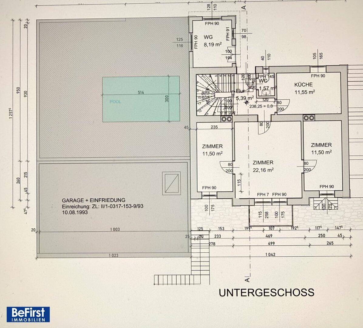 Grundriss des Untergeschosses mit Küche, Zimmern und einem angrenzenden Poolbereich.