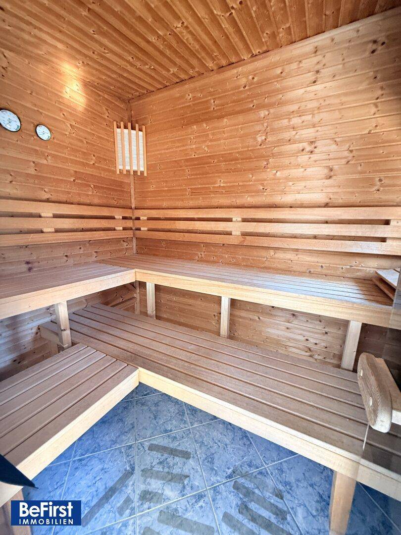 Geräumige Holzsauna mit mehreren Sitzbänken und traditionellem Design für Entspannung.
