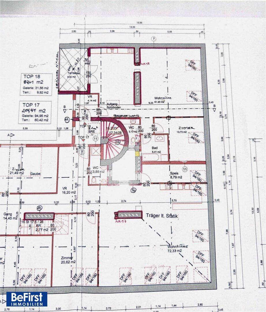 Detaillierter Grundriss einer Wohnung mit offenem Wohnbereich, Terrasse und Balkon.