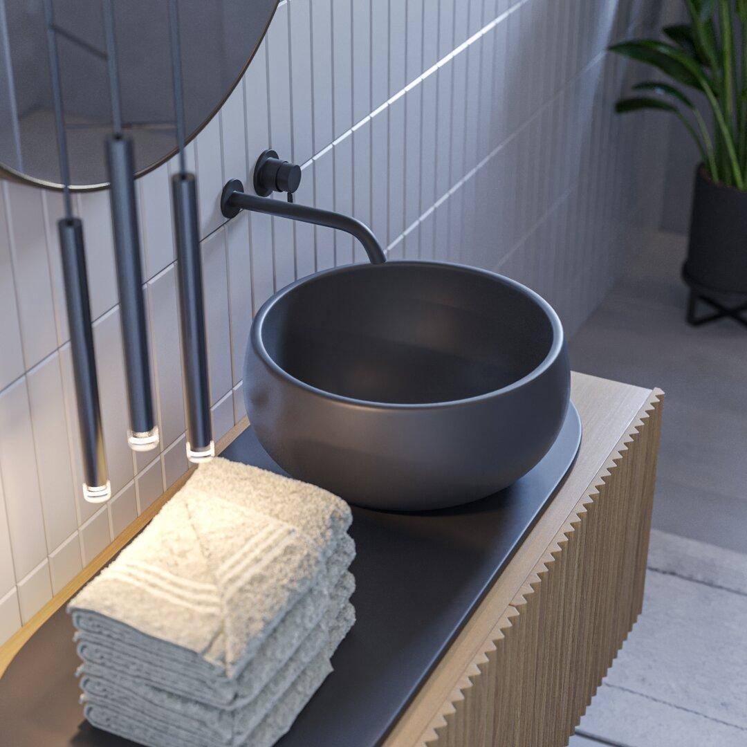 Modernes Badezimmer mit stilvollem Aufsatzwaschbecken, dunklen Armaturen und vertikalen Wandfliesen.