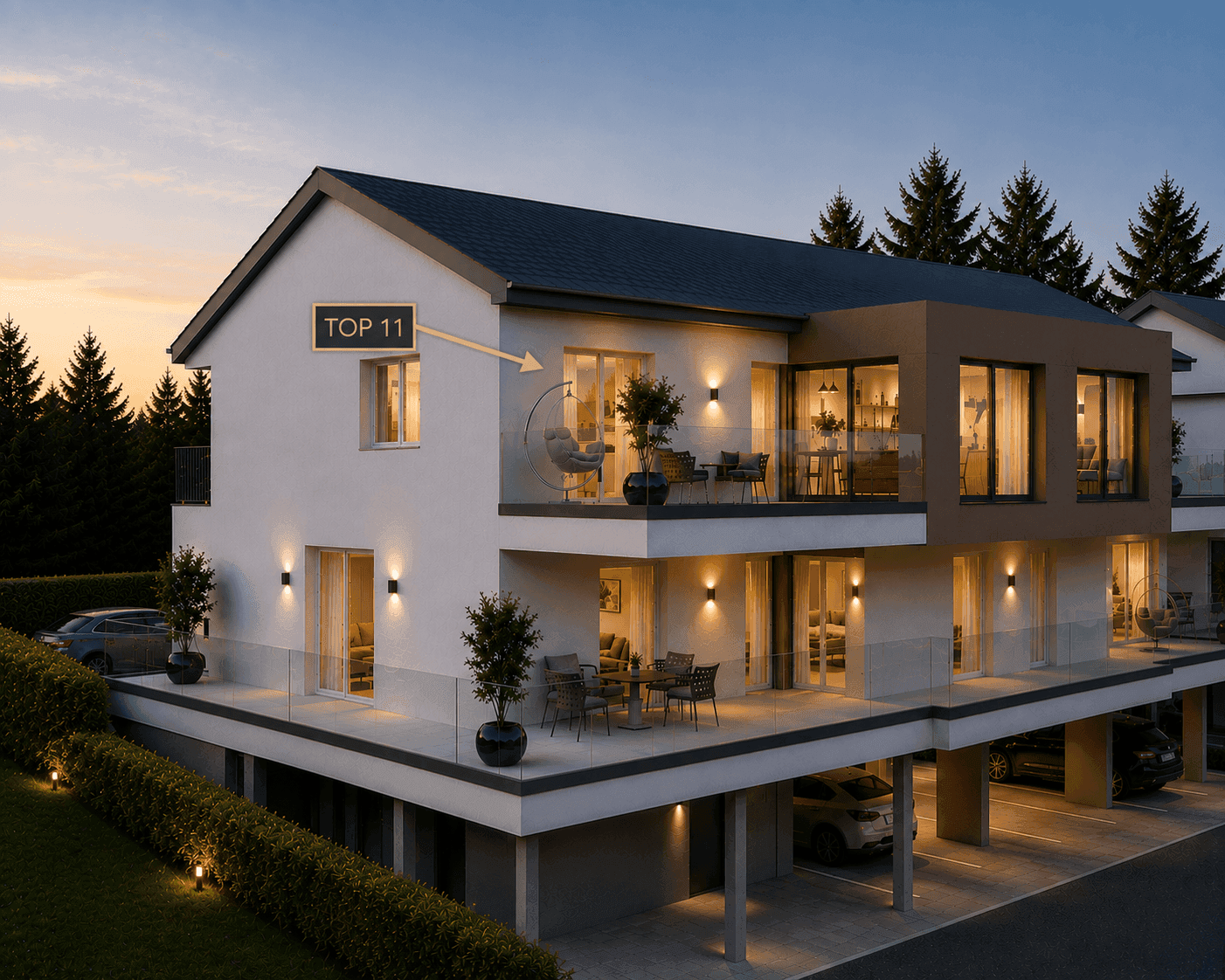 Moderne Wohnanlage mit mehreren Balkonen und Terrassen in grüner Umgebung bei Sonnenuntergang.