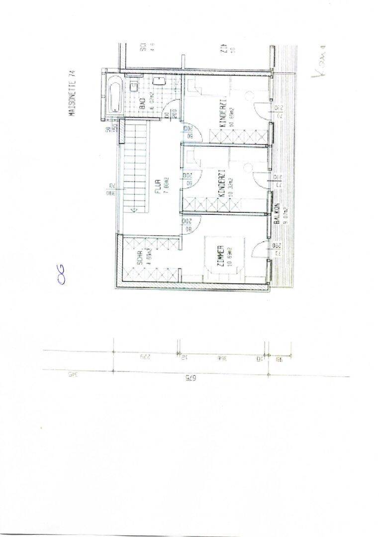 Grundriss des Obergeschosses mit Schlafzimmern, Badezimmer mit Badewanne und Balkonzugang.