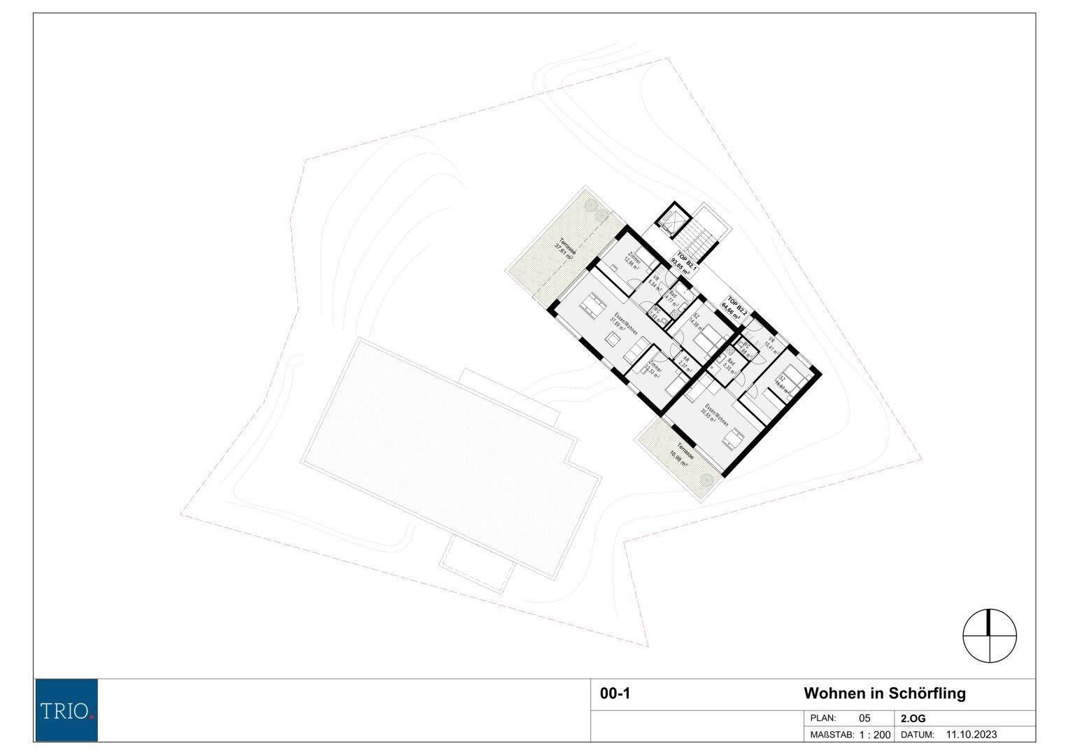 Grundriss des zweiten Obergeschosses mit einer Wohneinheit, Balkon und Dachschrägen.