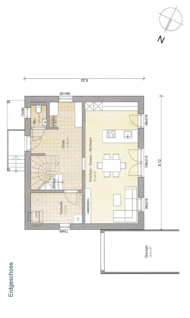 Grundriss des Erdgeschosses mit offener Küche, Ess- und Wohnbereich sowie Garage.