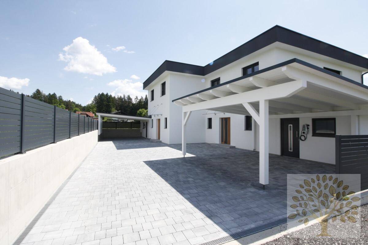 Einfahrt Carport